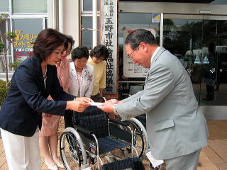 玉野市社会福祉協議会へ車椅子２台寄贈