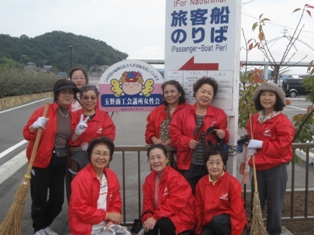 宇野港の桜公園桜の並木道の清掃（おかやまアダプト事業）