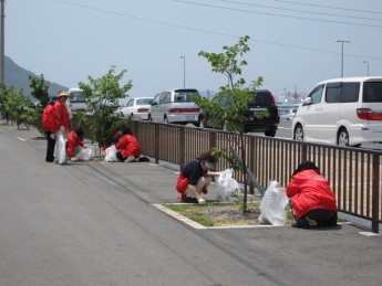 「宇野港の桜公園・桜の並木道」の清掃