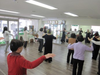 ２月例会・フラダンス体験を開催
