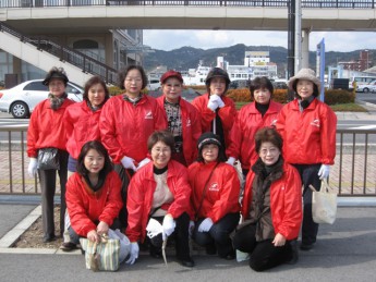 宇野港の桜公園・桜の並木道の施肥