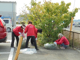 宇野港の桜公園桜の並木道の清掃（おかやまアダプト事業）を実施