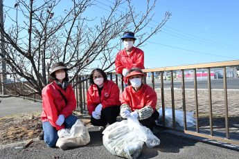 宇野港桜の公園並木道の清掃