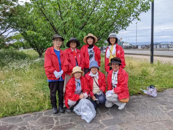 宇野港桜の公園並木道の清掃