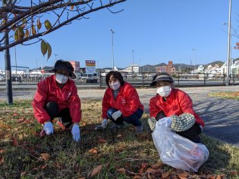 宇野港桜の公園並木道の清掃