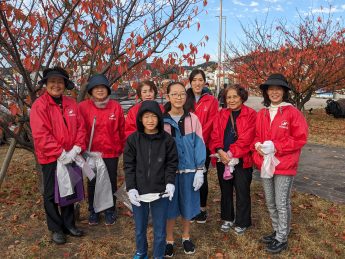 宇野港桜の公園並木道の清掃