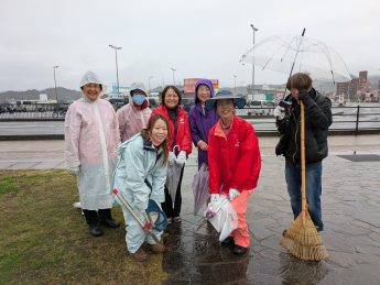 宇野港桜の公園並木道の清掃